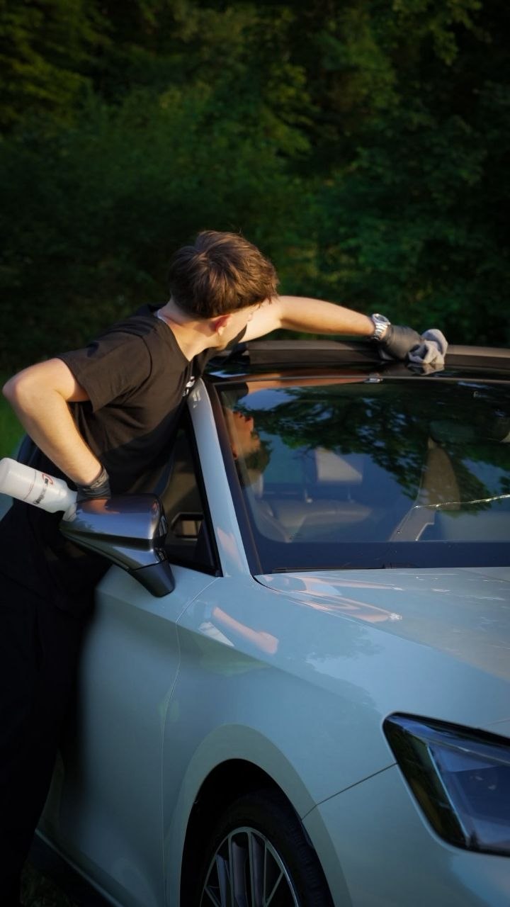 Finition de la carrosserie d’une voiture blanche en extérieur
